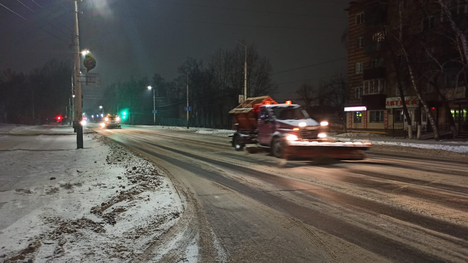 В Мичуринске продолжают уборку снега и борьбу с гололедицей.