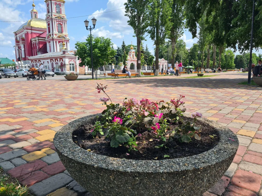 Общественные территории города украшают цветами.