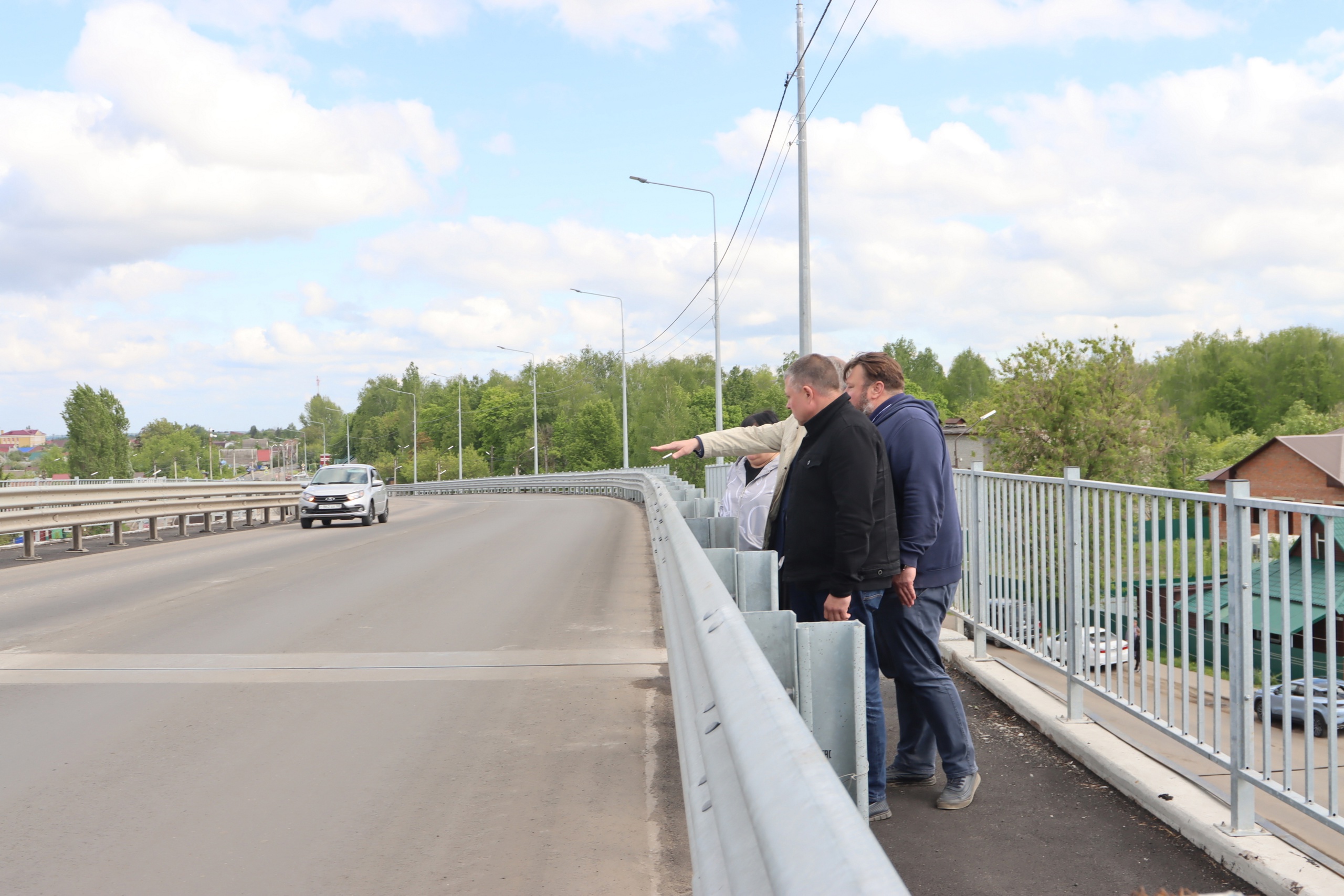 Глава наукограда проверил ход работ на путепроводе.