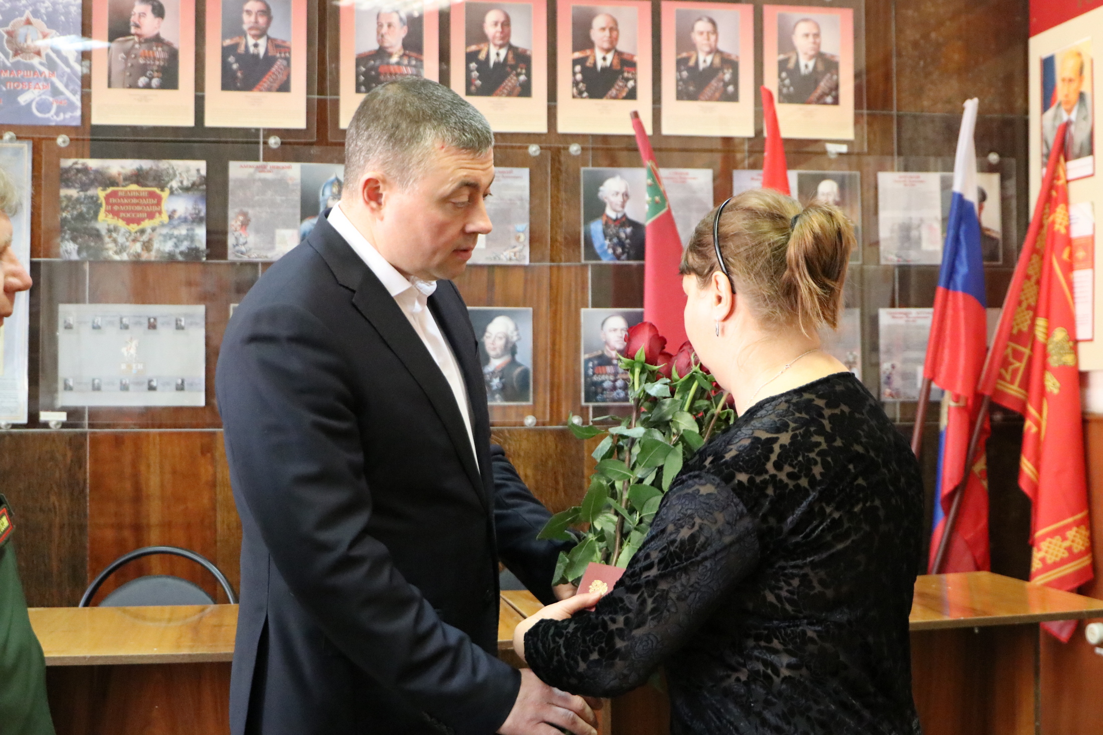 В Мичуринске матери погибшего на Украине бойца вручили орден Мужества.