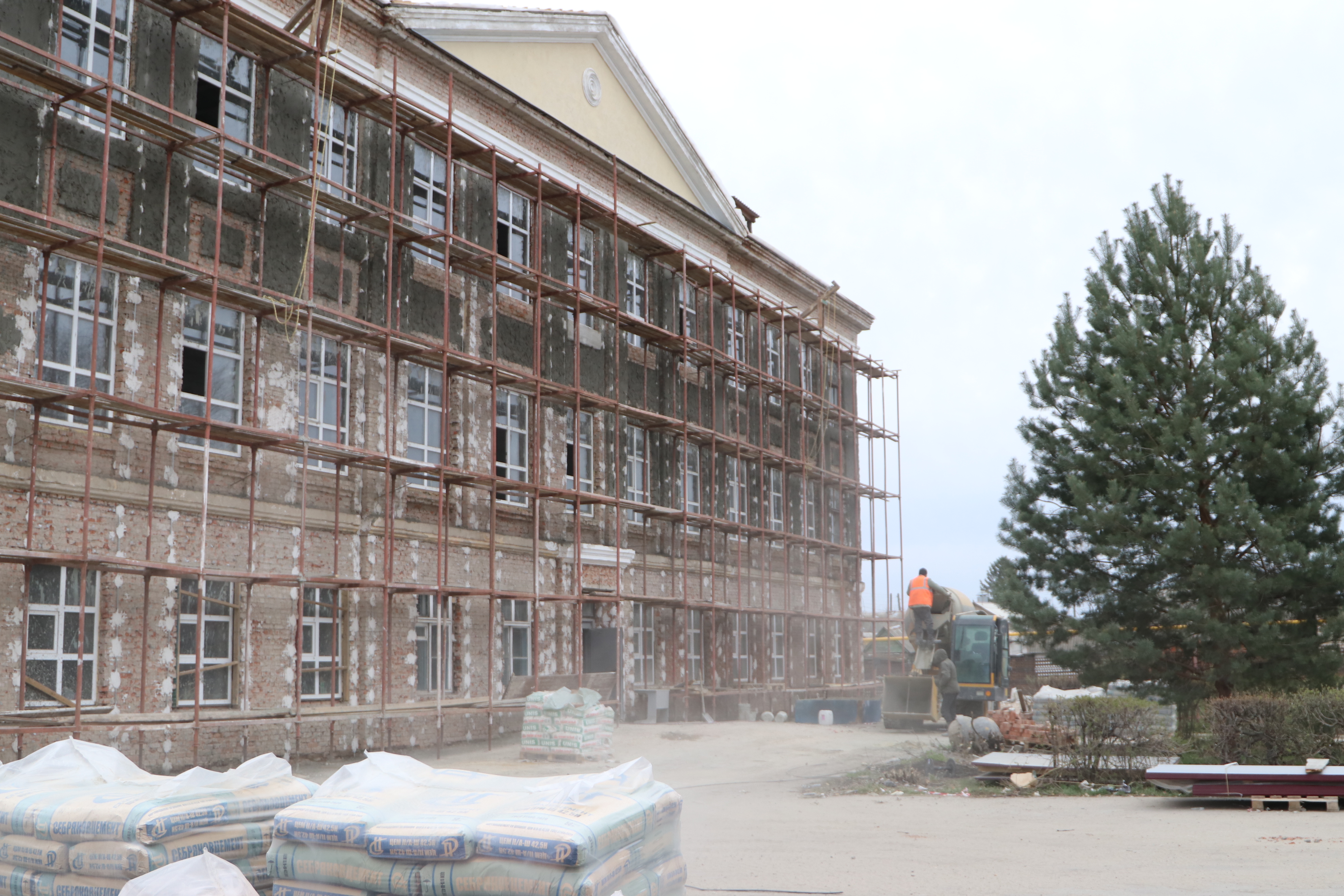 Фасад школы № 17 Мичуринска обновляется в рамках капитального ремонта.