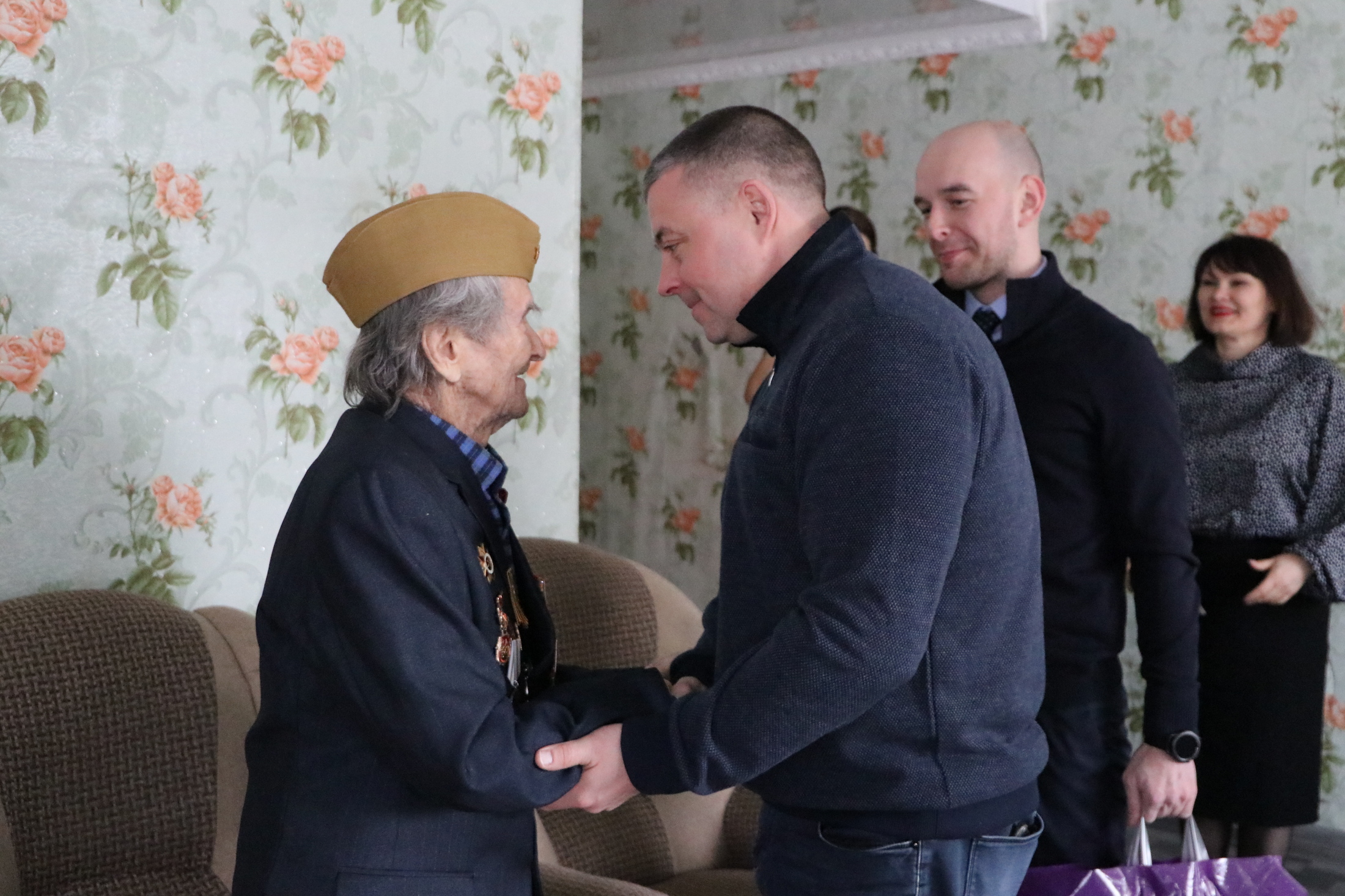 Мичуринский ветеран принимает поздравления от главы города.