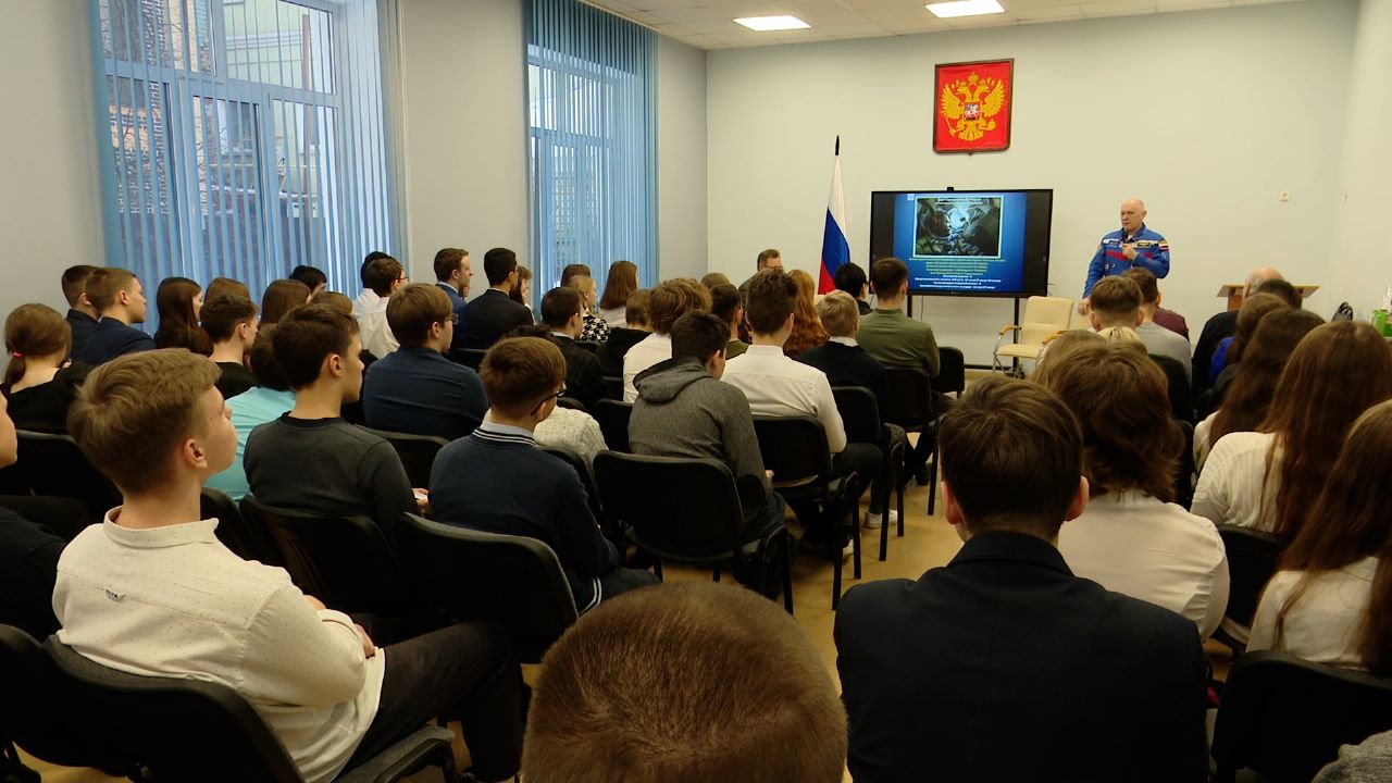 Мичуринские школьники встретились с космонавтом Олегом Артемьевым.