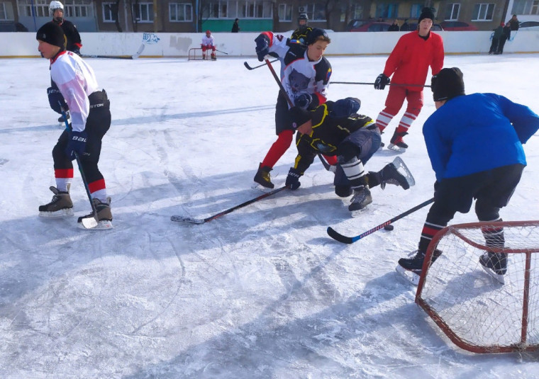 Все на лёд: в Мичуринске прошли соревнования по дворовому хоккею.