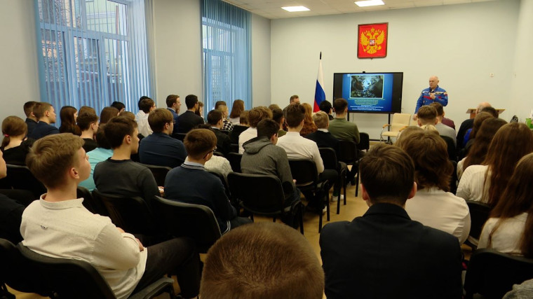 Мичуринские школьники встретились с космонавтом Олегом Артемьевым. Мичуринские школьники встретились с космонавтом Олегом Артемьевым.
