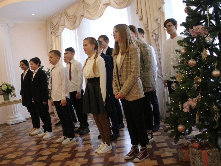 В преддверии Дня Конституции РФ юным мичуринцам вручили паспорта.