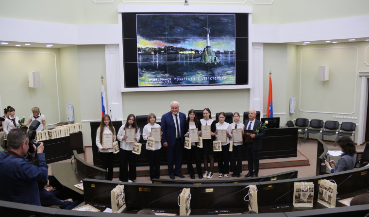 Картины мичуринских художников отправили на выставку в Севастополь.