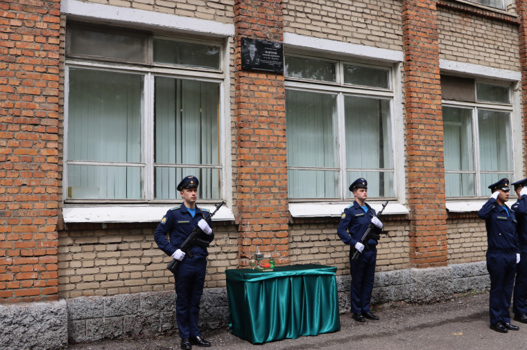 В Мичуринске открыли мемориальную доску участнику СВО. В Мичуринске открыли мемориальную доску участнику СВО.