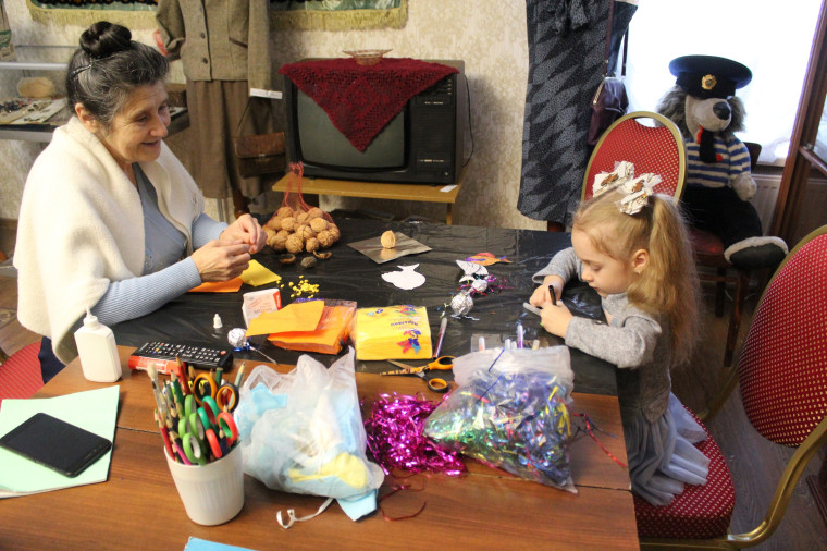 В музее Мичуринска проводят мастер-классы по изготовлению ёлочных игрушек.