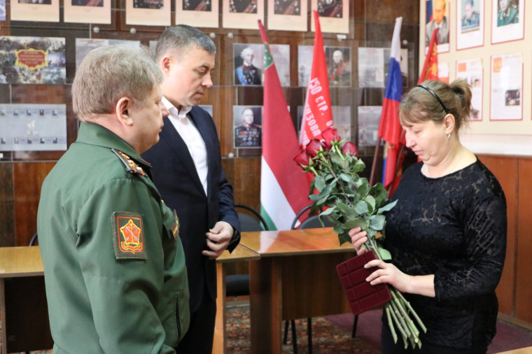 В Мичуринске матери погибшего на Украине бойца вручили орден Мужества.