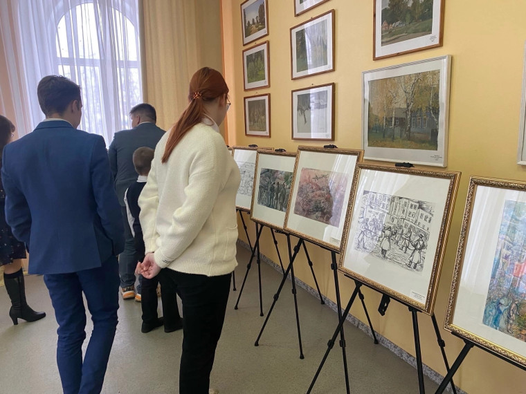В мичуринской гимназии открыли персональную выставку юного художника.